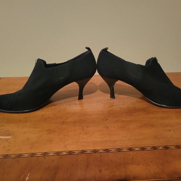 The Donald J Pliner Black, Pointy Toe, Front Zip Ankle Boots *** - Picture 5 of 7